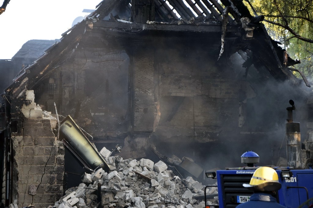 Grossfeuer Einfamilienhaus Siegburg Muehlengrabenstr P0998.JPG - Miklos Laubert